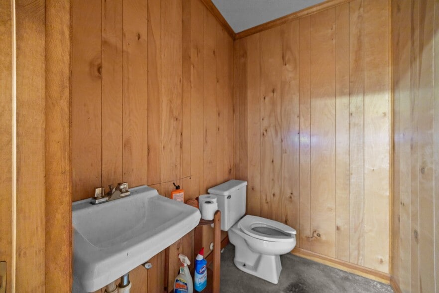 More Photos Of 808 E Parker St, Graham Industrial For Sale