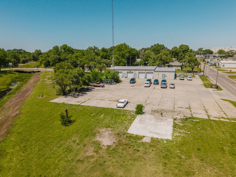 More Photos Of 2555 N Market St, Wichita Auto Repair For Sale
