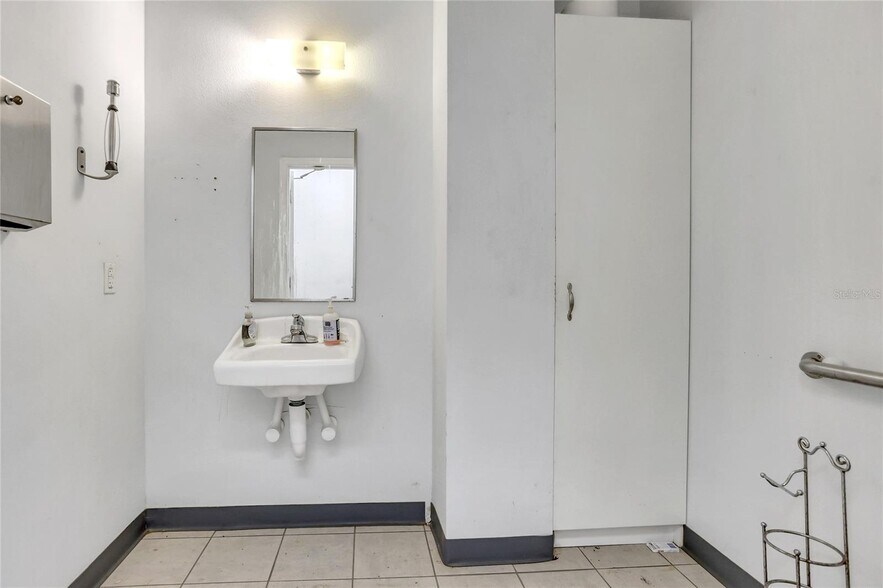 More Photos Of 875 Lakeview Dr, Deland Warehouse For Sale