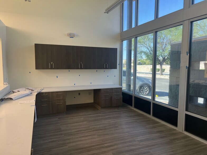 More Photos Of 6301 Northern Pass Dr, El Paso Office For Sale