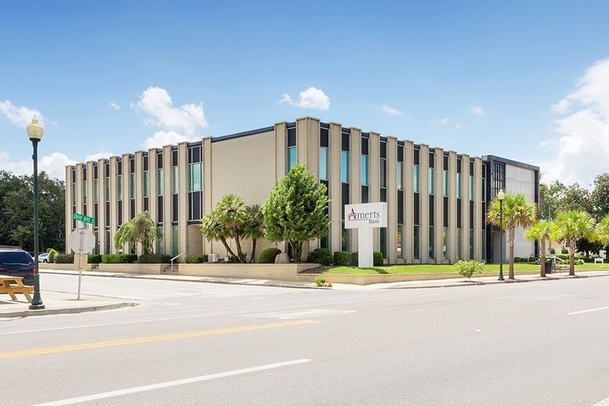 More Photos Of 201 S Ohio Ave, Live Oak Bank For Lease