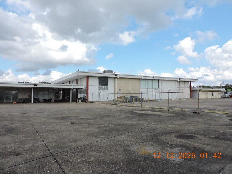 More Photos Of 8301 Beechnut St, Houston Freestanding For Lease