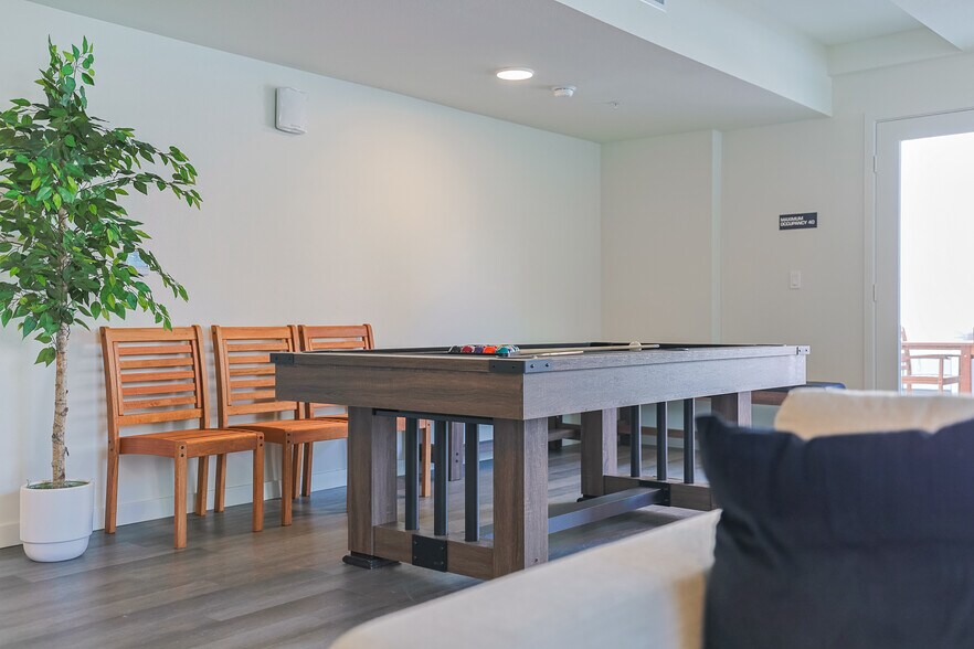 More Photos Of 10555 Bloomfield St, Toluca Lake Apartments For Sale