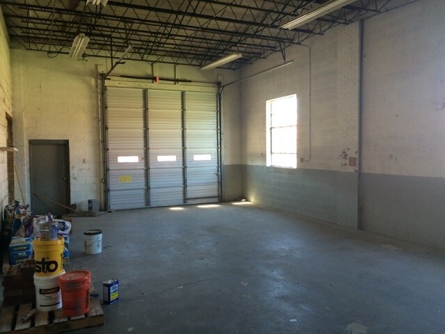More Photos Of 2901 S Kansas St, Wichita Flex For Lease