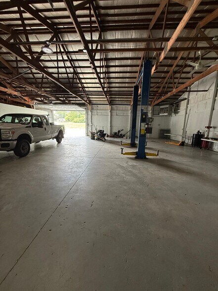 More Photos Of 15062 Archer Ave, Lockport Warehouse For Lease