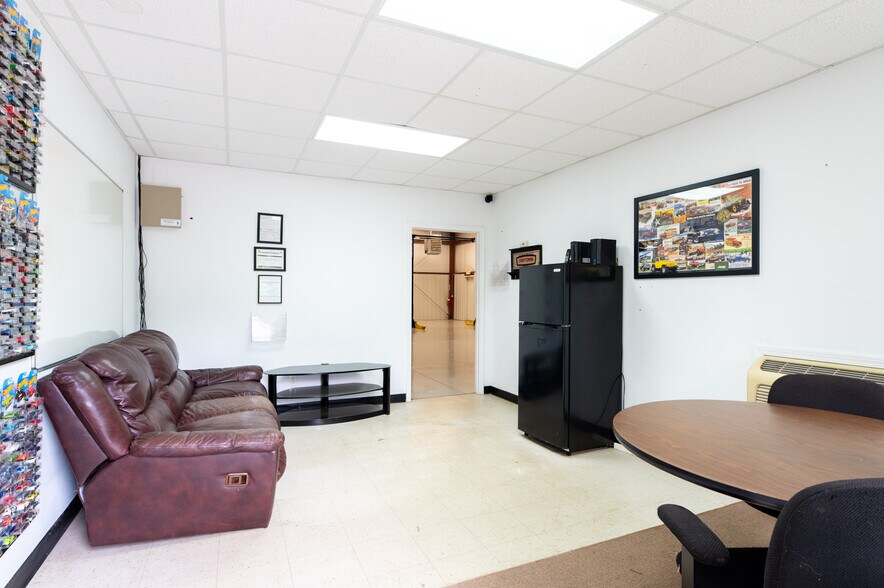 More Photos Of 70 N Gwinnett St, Buford Showroom For Sale