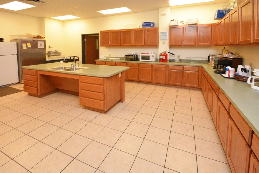 More Photos Of 8955 South Fwy, Houston Schools For Lease