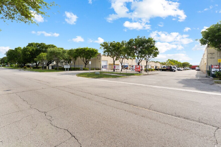 More Photos Of 13816 SW 142nd Ave, Miami Warehouse For Sale