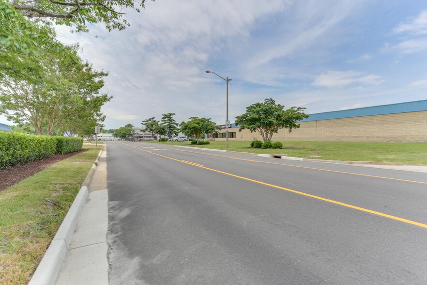 More Photos Of 1222 Executive Blvd, Chesapeake Showroom For Lease