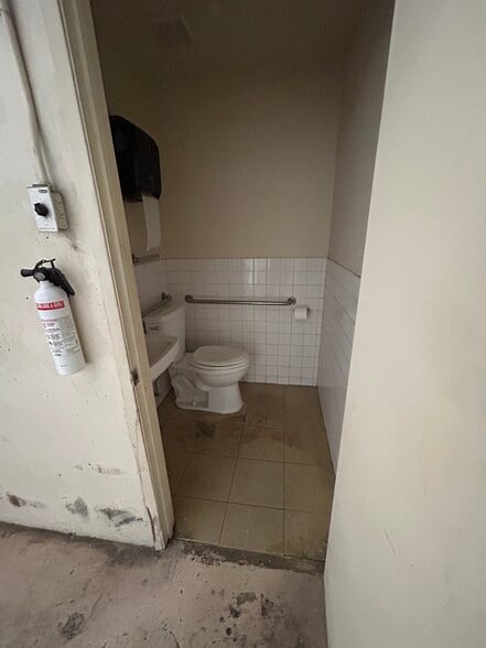 More Photos Of 781 Parker St, Santa Clara Industrial For Lease