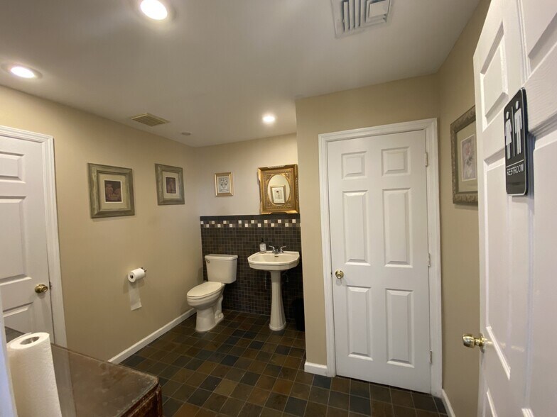 More Photos Of 465 Franklin Ave, Franklin Square Storefront Retail Office For Sale