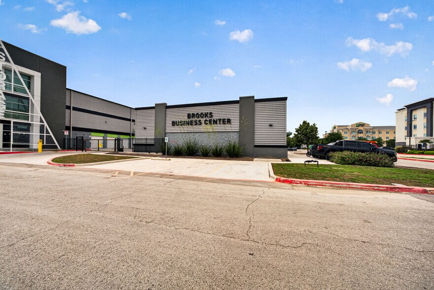More Photos Of 8114 City Base Landing, San Antonio Unknown For Lease