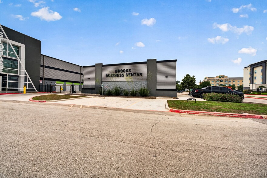 More Photos Of 8114 City Base Landing, San Antonio Unknown For Lease
