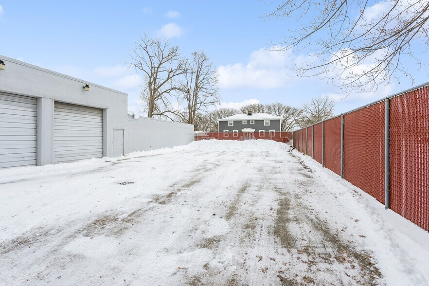 More Photos Of 1010 N Ashland Ave, Green Bay Flex For Sale