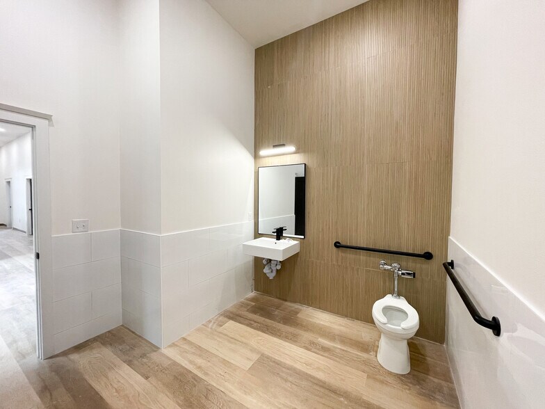 More Photos Of 6905 Alcove Ave, Lubbock Office For Sale