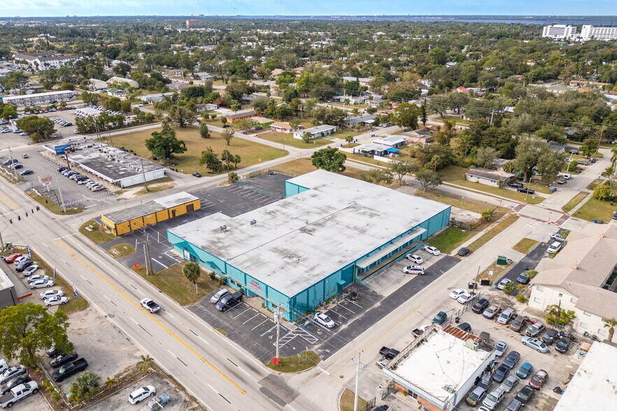 More Photos Of 2546-2578 Fowler St, Fort Myers Warehouse For Lease