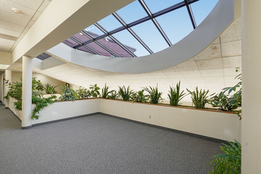 More Photos Of 2965 Ryan Dr SE, Salem Office For Sale