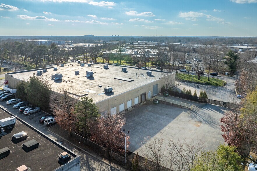 More Photos Of 10 Commerce Dr, Hauppauge Manufacturing For Lease