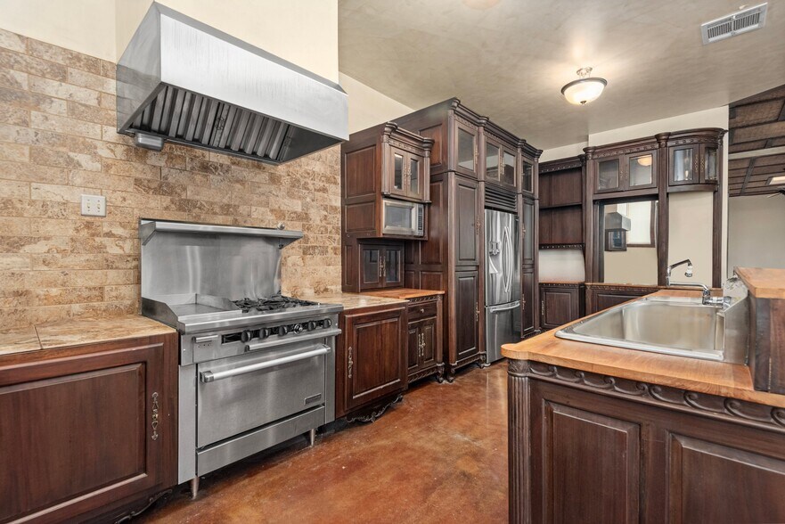 More Photos Of 1941 Spring Cypress Rd, Spring Warehouse For Sale