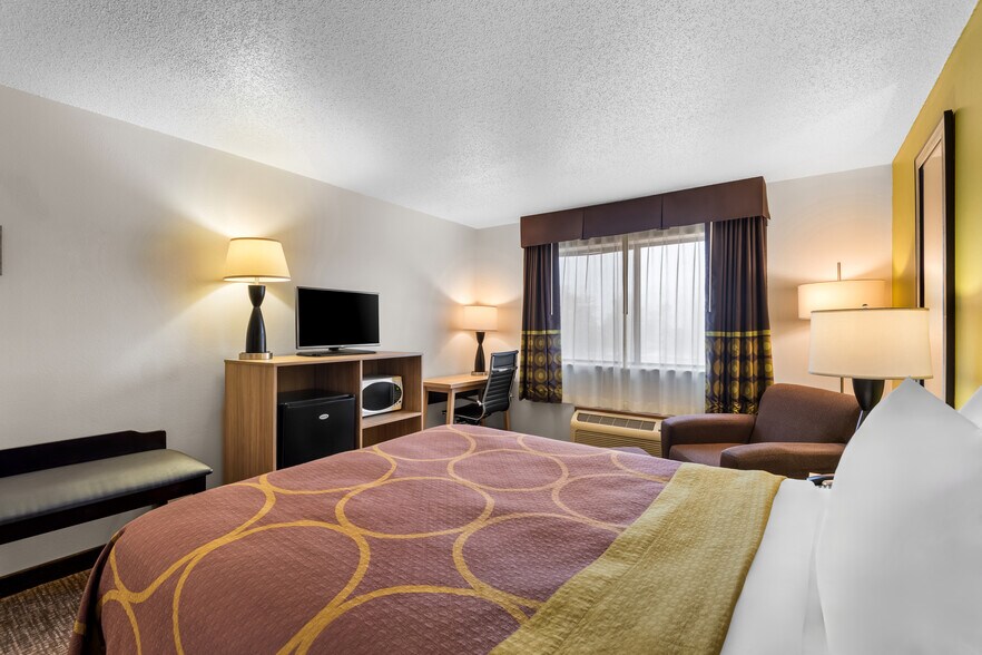 More Photos Of 210 10th St SE, Oelwein Hotel For Sale