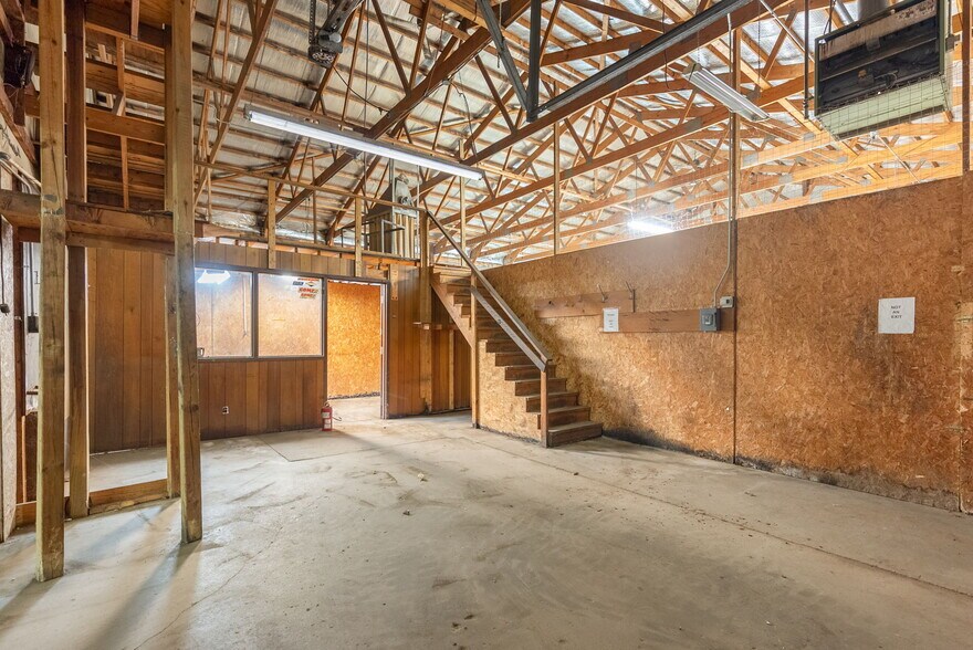 More Photos Of 314 E Market St, Warsaw Showroom For Sale