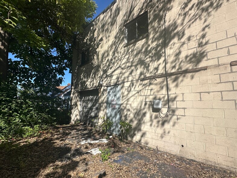 More Photos Of 4505 N Main St, Dayton Storefront Retail Office For Lease