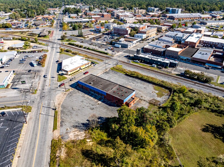 More Photos Of 104 3rd St E, Tifton Freestanding For Lease