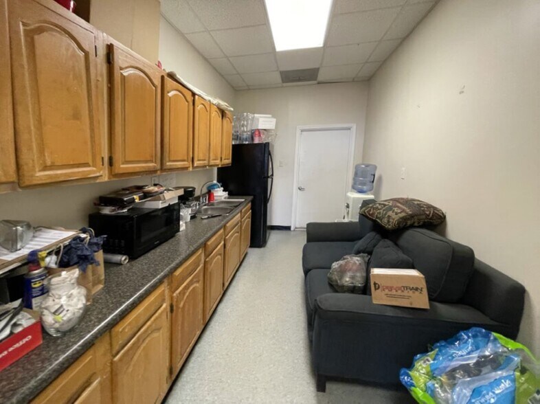 More Photos Of 3032 Gum Ct, Chesapeake Service For Lease