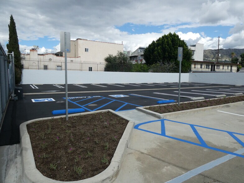 More Photos Of 3500 N San Fernando Blvd, Burbank Flex For Sale