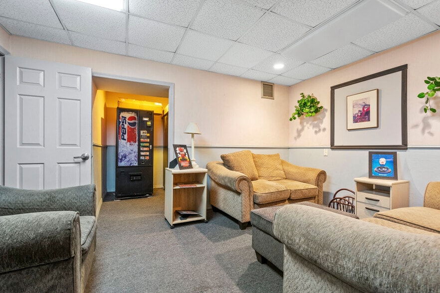 More Photos Of 4145 Fowler St, Fort Myers Auto Repair For Sale