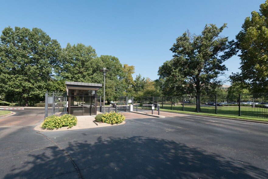 More Photos Of 2600 Thousand Oaks Blvd, Memphis Office For Lease