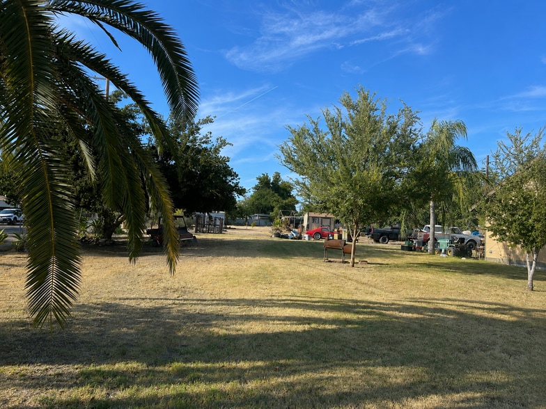 More Photos Of 518 Roberts Ln, Bakersfield Flex For Sale