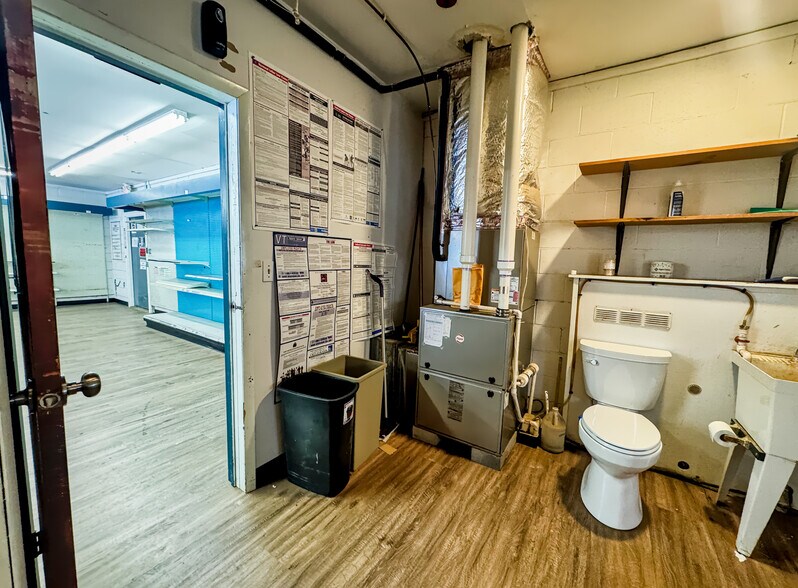 More Photos Of 33 Transport Dr, Bennington Freestanding For Sale