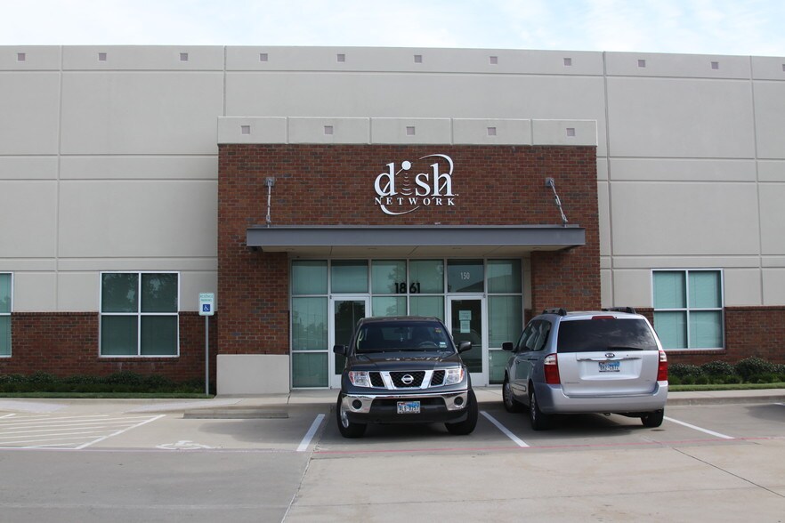 More Photos Of 1861 Valley View Ln, Farmers Branch Showroom For Lease