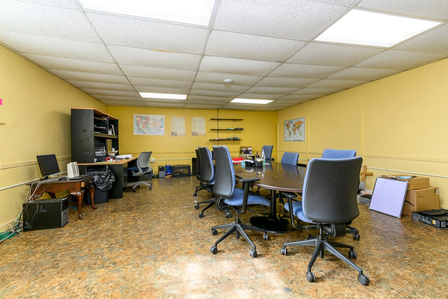 More Photos Of 4019 S Grand Blvd, Saint Louis Flex For Sale