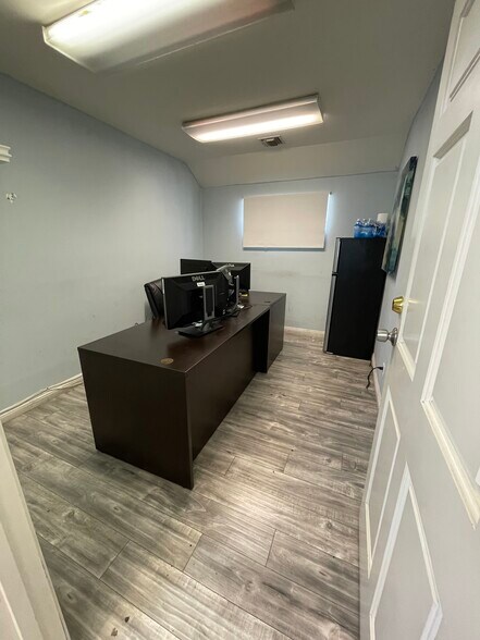 More Photos Of 8823 Fenwick St, Sunland Office For Lease