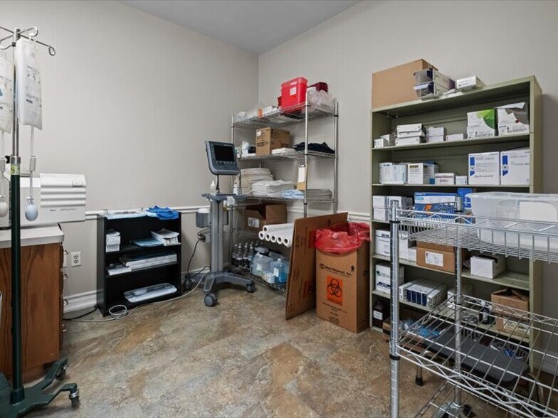 More Photos Of 123 Medical Dr, Palestine Healthcare For Sale