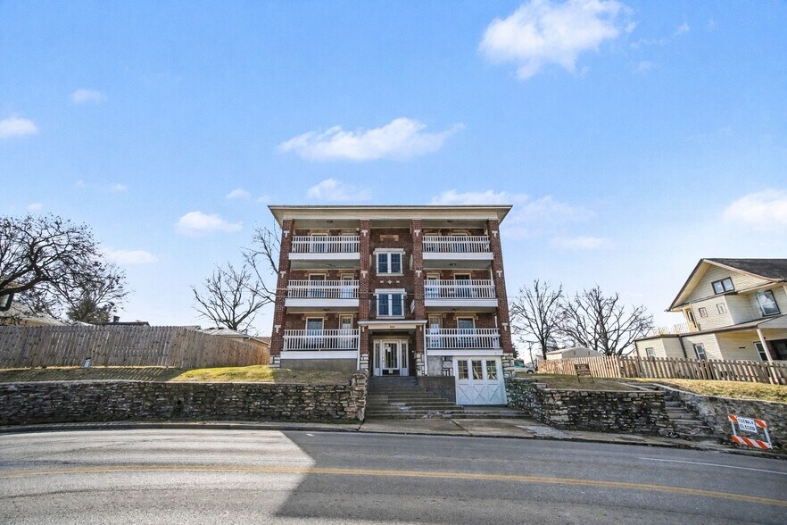 Primary Photo Of 709 W Truman Rd, Independence Apartments For Sale