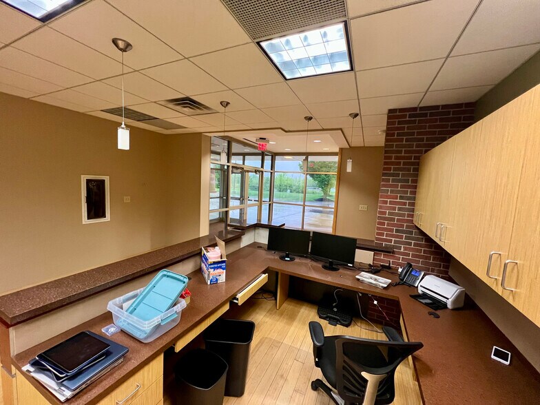 More Photos Of 2903-2915 Enterprise Dr, Anderson Office For Sale
