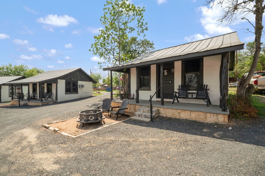 More Photos Of 1103 Maple St, Bandera Hotel For Sale