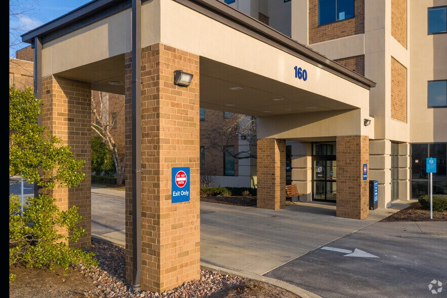 More Photos Of 160 N Eagle Creek Dr, Lexington Medical For Lease
