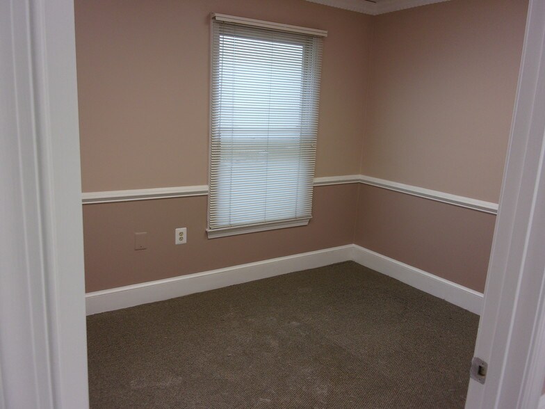 More Photos Of 45571-45595 Shepard Dr, Sterling Medical For Lease