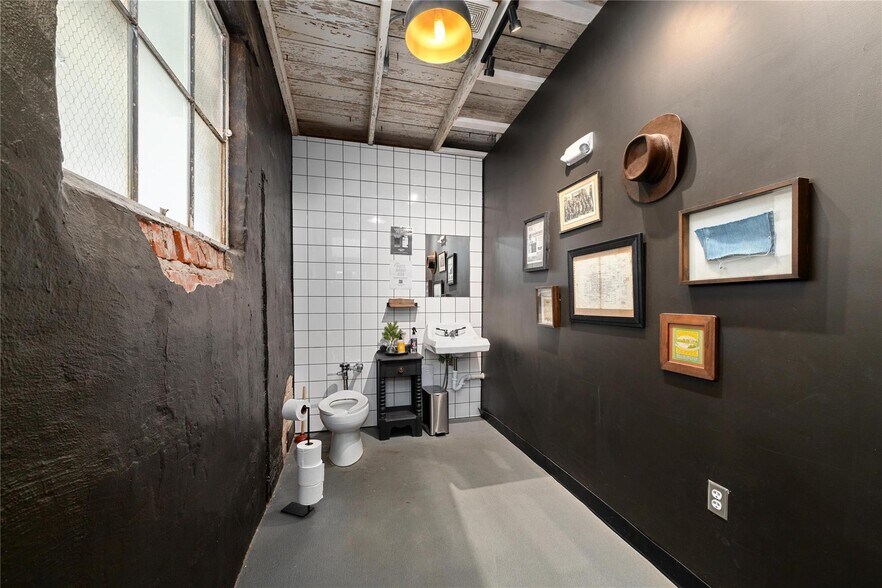 More Photos Of 508 N Center Ave, Brownwood Department Store For Sale