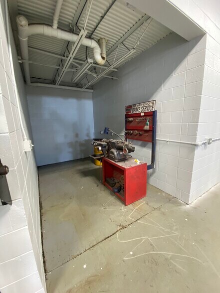 More Photos Of 855 E Grand Ave, Lake Villa Auto Dealership For Lease