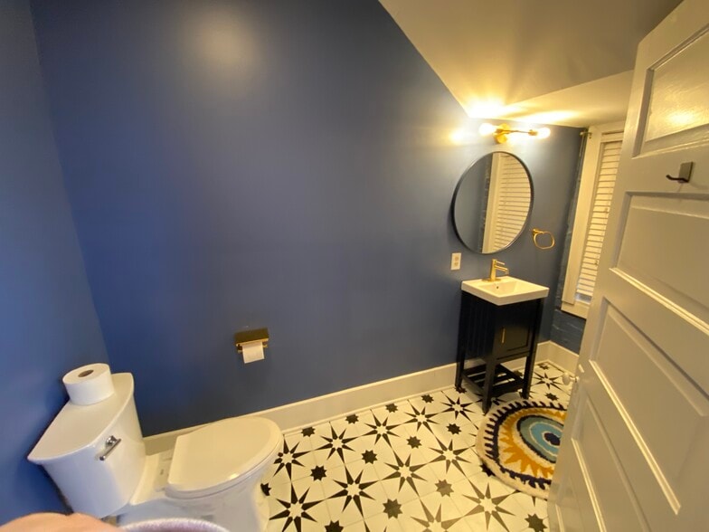 More Photos Of 209-211 N Limestone, Lexington Storefront Retail Residential For Sale