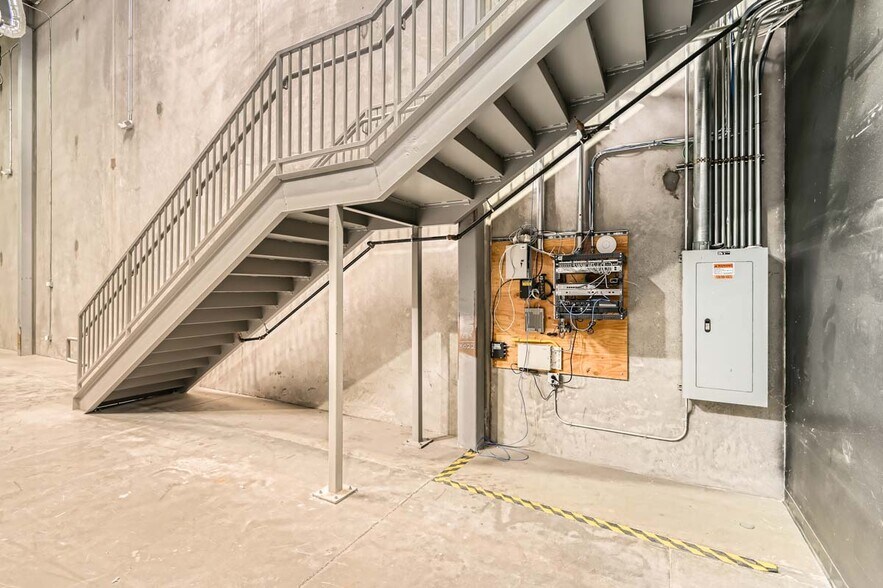 More Photos Of 5165 Rousso Rd, Las Vegas Distribution For Lease