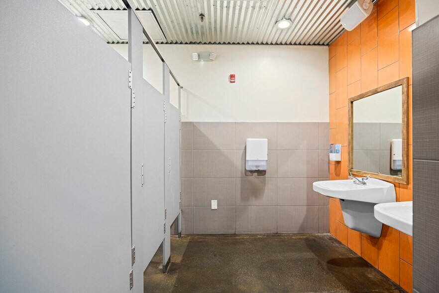 More Photos Of 350 University Blvd, Harrisonburg Freestanding For Sale