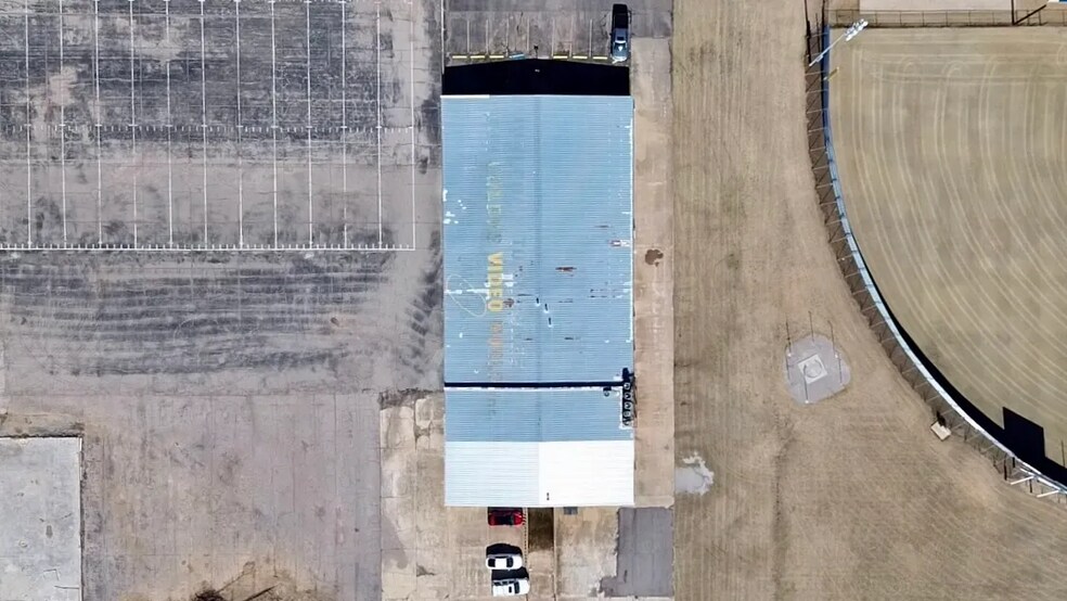 More Photos Of 1109 W Kickapoo Spur St, Shawnee General Retail For Sale