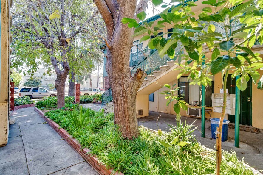 More Photos Of 15915-15919 Sherman Way, Van Nuys Apartments For Sale