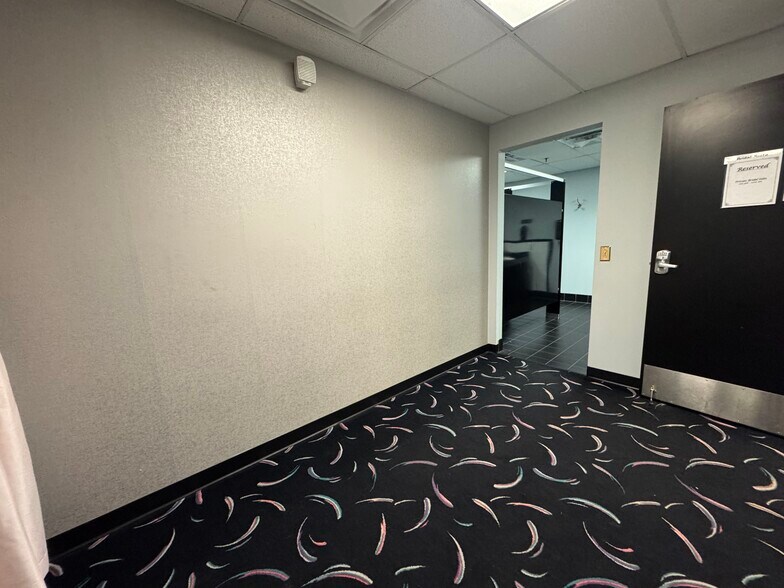 More Photos Of 11830 Stonegate Dr, Omaha Sorority Fraternity House For Sale